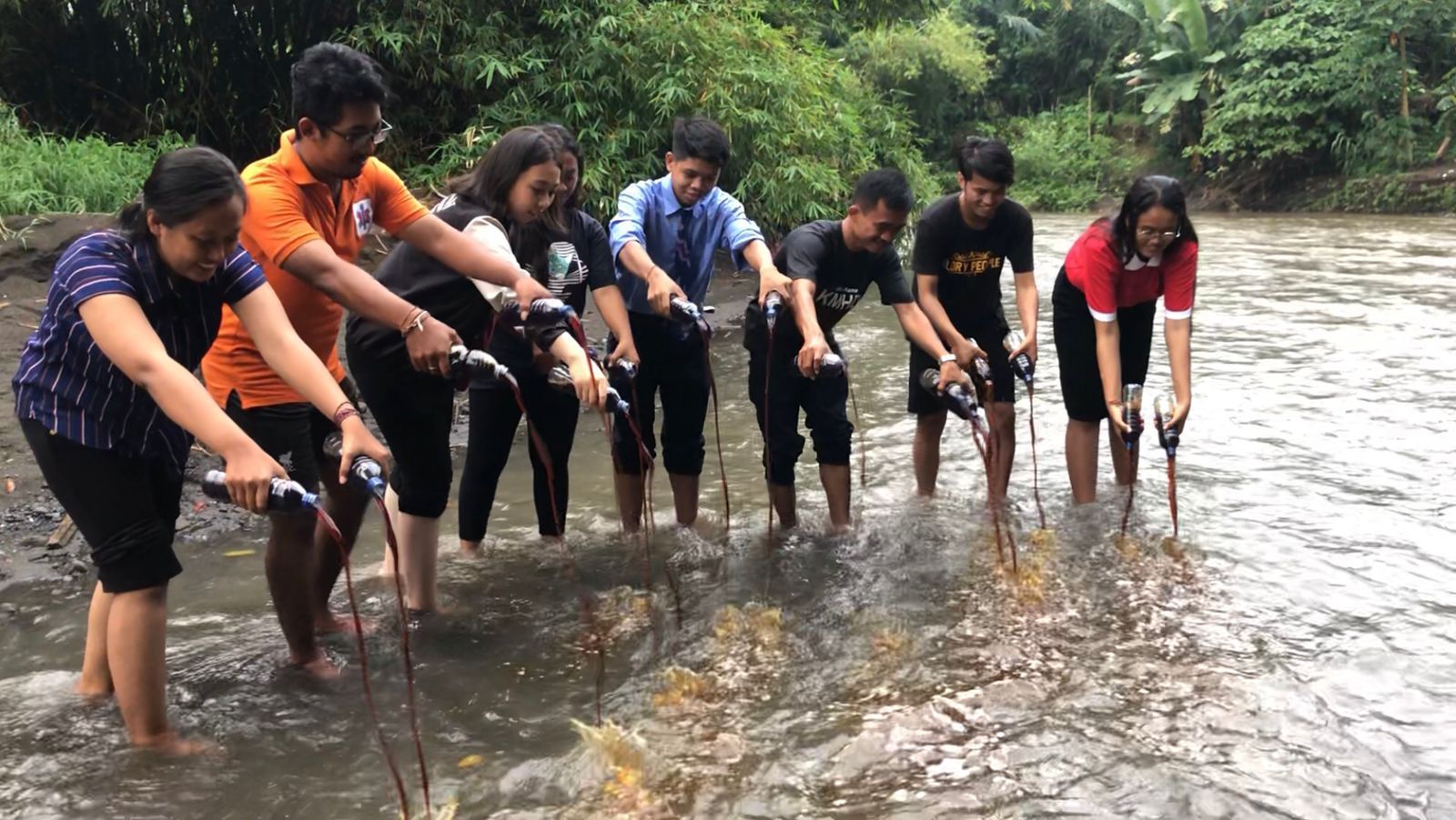 podiumnews.com-Sambut Hari Air, KMHDI Bali Bersihkan Sungai dengan Eco Enzyme